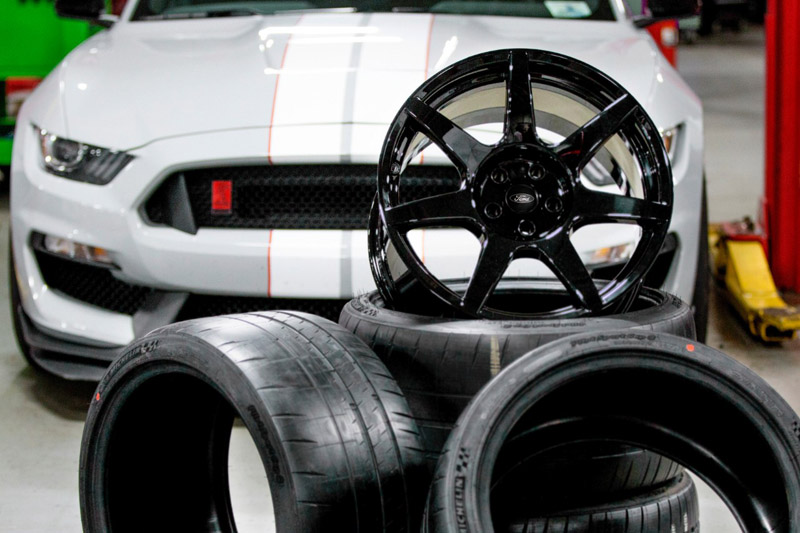 NOTÍCIA – Mustang com rodas em fibra de carbono