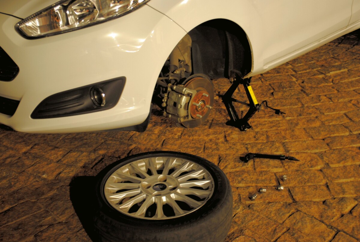 Garagem CARPLACE: Trocando um pneu furado do AirCross