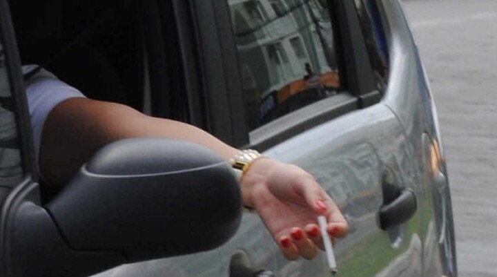 Dirigir fumando dá multa, sabia?