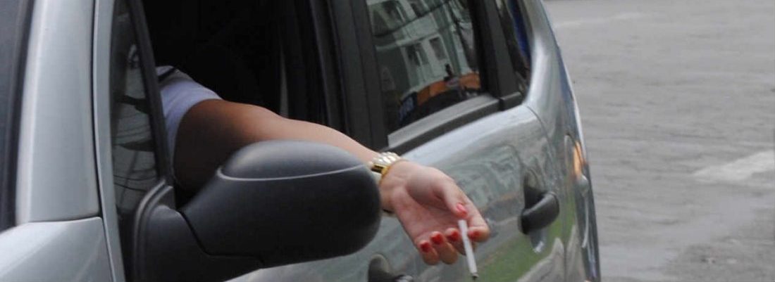 Dirigir fumando dá multa, sabia?