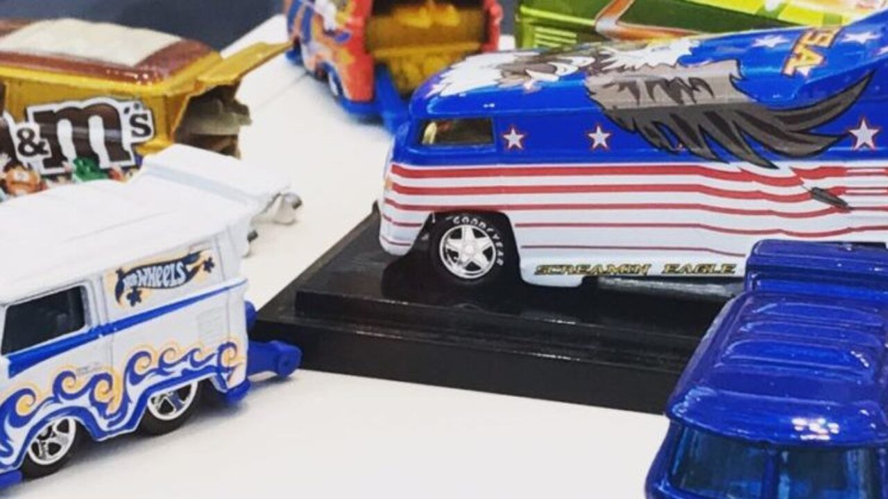 Carros de corrida antigos em réplicas perfeitas em miniatura