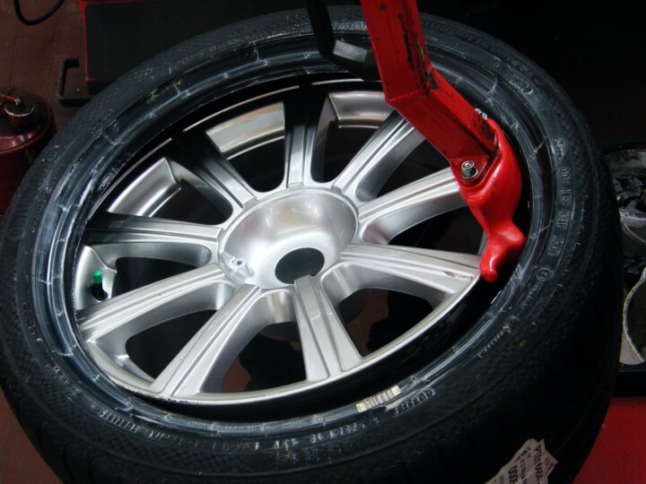 Perigos da montagem incorreta dos pneus na roda