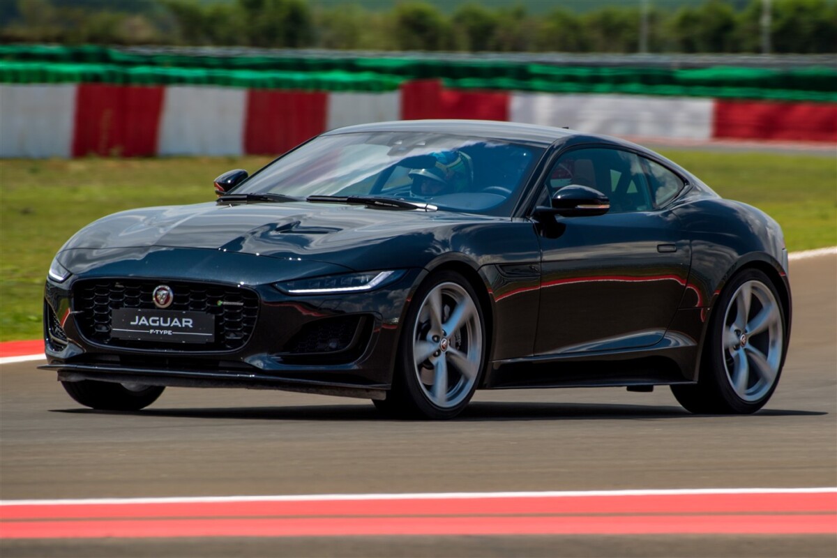 Jaguar lança linha 2021 do F-Type