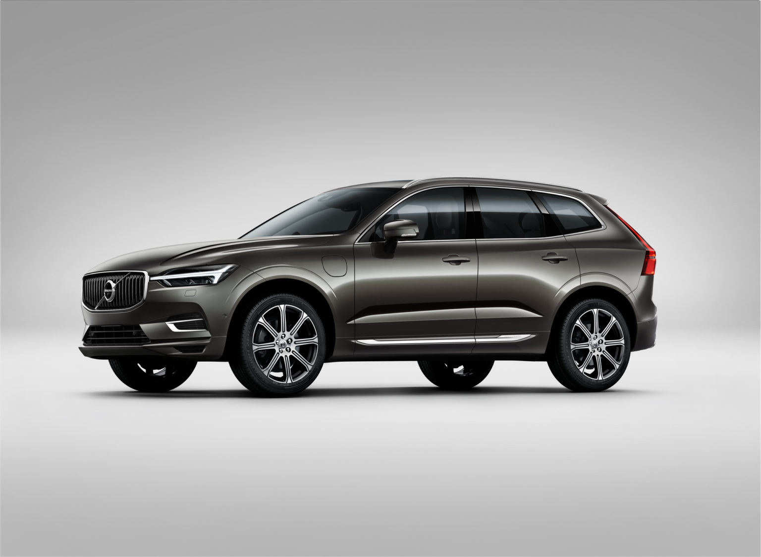 Volvo lança XC60 híbrido com grande inovação nos bancos CARROS COM