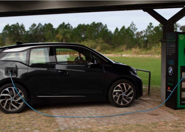 BMW cria carregador solar com baterias do i3