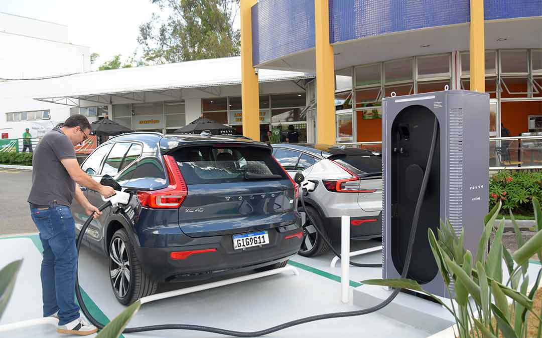 Volvo inaugura dois eletropostos entre BH e São Paulo