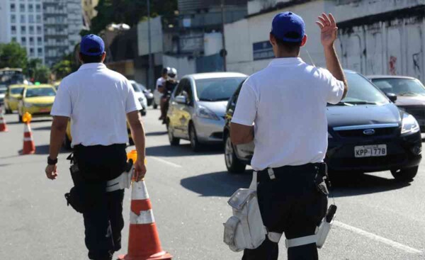 Blitz no Rio de Janeiro: motorista precisa ficar atento para não levar multa por insulfilm irregular (Foto: Agência Brasil)