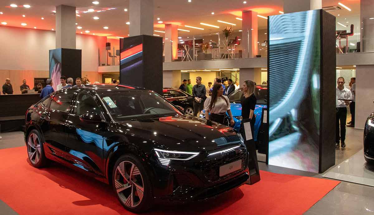 Audi reinaugura revenda em Santos com foco em experiência progressiva
