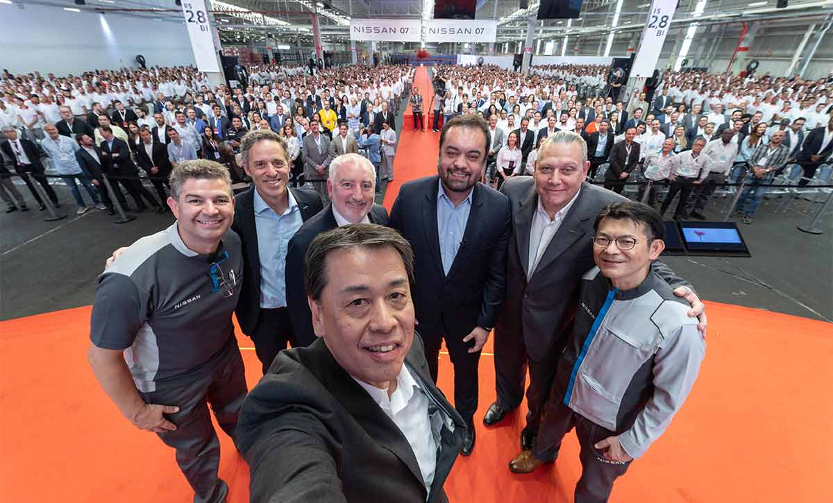  Makoto Uchida, CEO Global da Nissan, faz selfie com executivos da empresa o governador do Rio, Cláudio Castro