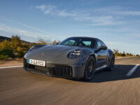 Porsche lança primeiro 911 híbrido da história
