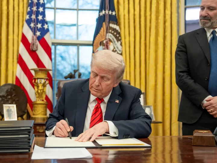 Trump Implementa Tarifa de 25% Sobre Carros Importados