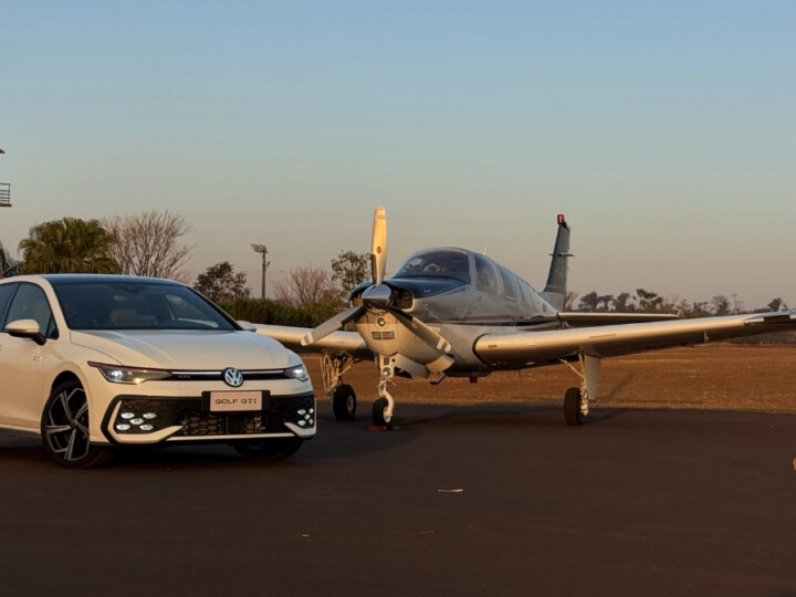 VW Golf GTI derrota avião em primeira aparição oficial no Brasil