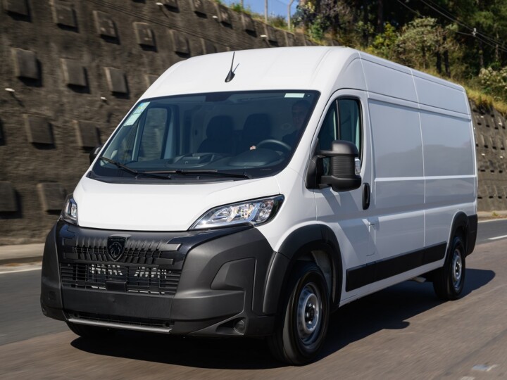 Peugeot lança Boxer 2026 reestilizada e com novo motor