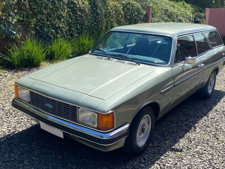 ​“Por fora, pão bolorento, por dentro, bela viola”