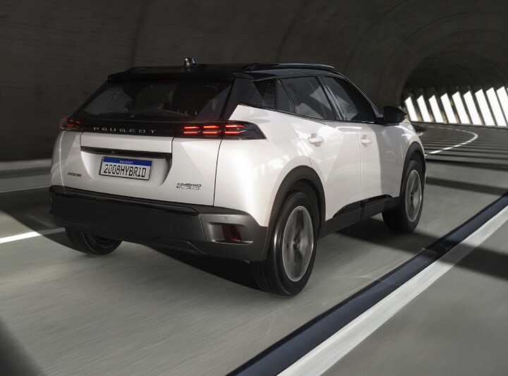 Peugeot lança 208 e 2008 híbridos e mais baratos na linha 2026