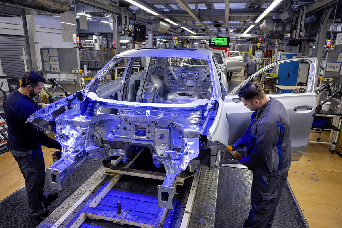 Cortes de empregos no exterior afetam até fabricante de baterias