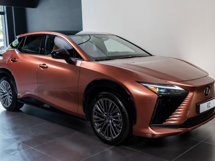Lexus RZ 500e é primeiro elétrico da marca no Brasil por meio milhão