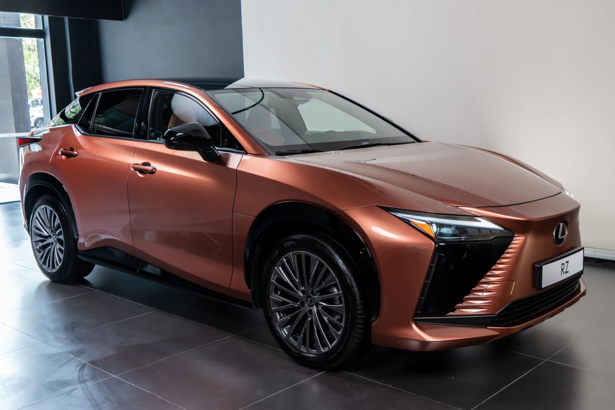 Lexus RZ 500e é primeiro elétrico da marca no Brasil por meio milhão