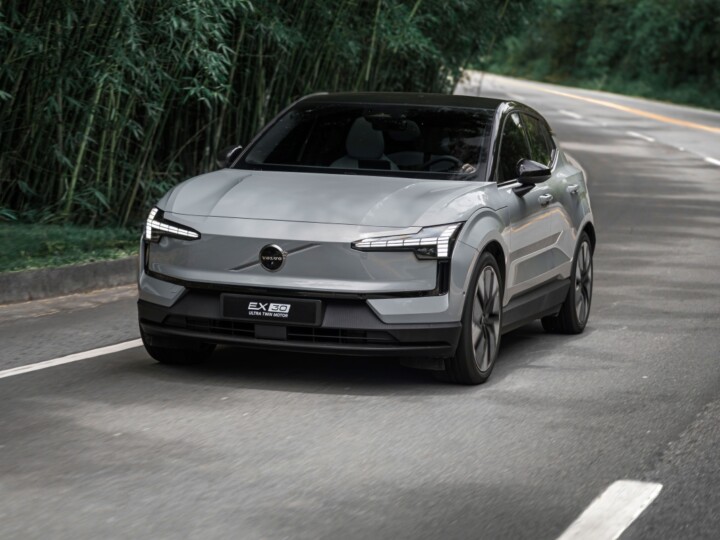 Volvo EX30 Ultra de 428 cv e tração integral chega às lojas