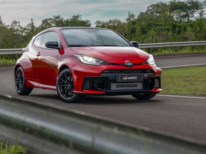 Toyota GR Yaris chega por R$ 355 mil com câmbio manual e automático
