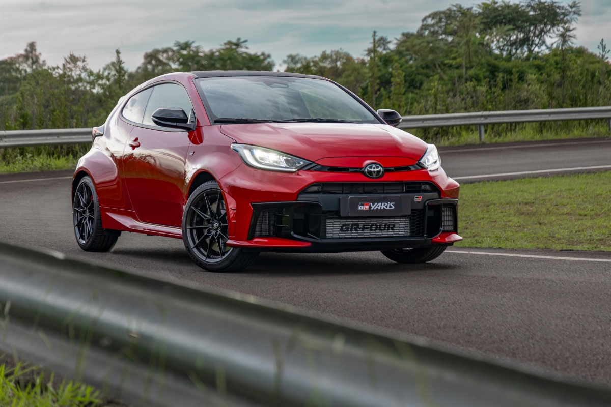 Toyota GR Yaris chega por R$ 355 mil com câmbio manual e automático