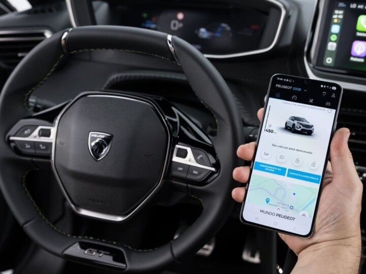 Peugeot 208 e 2008 ganham conectividade remota nas versões MHEV