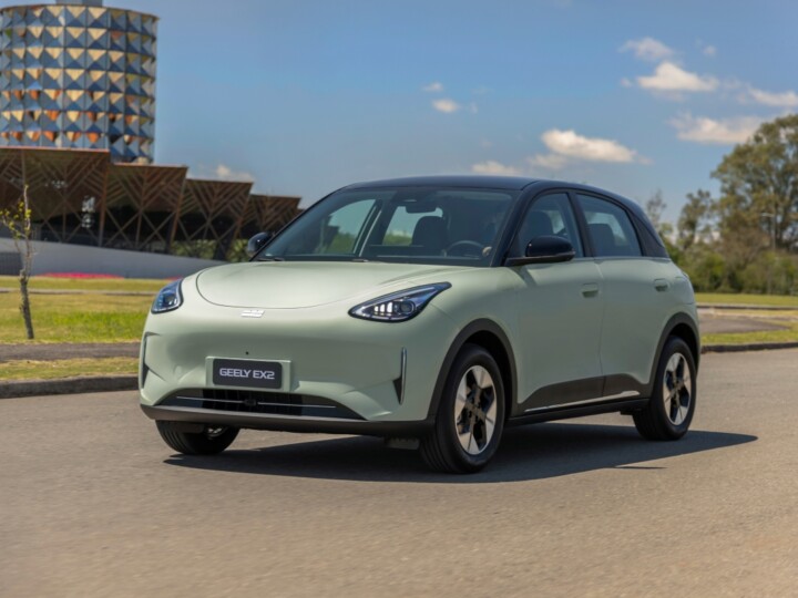 Geely EX2 ganha atualização para espelhamento nativo de smartphones