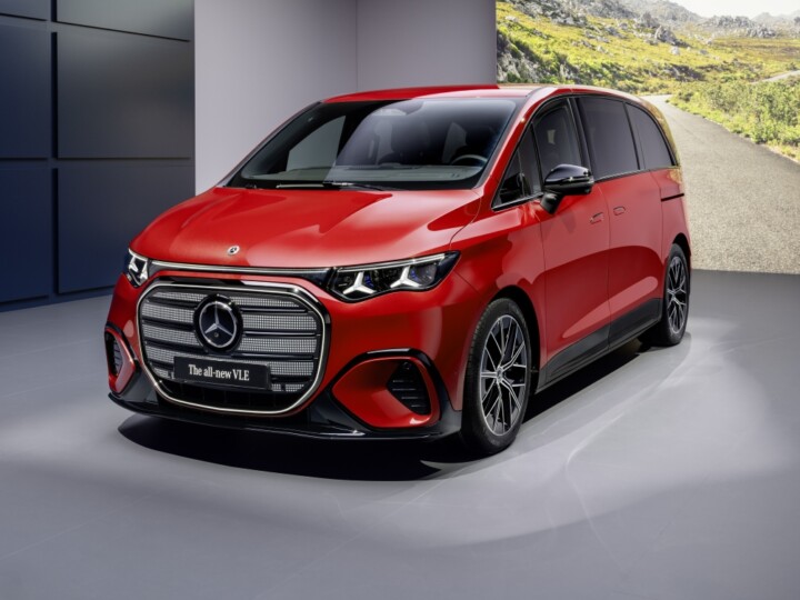 Mercedes-Benz apresenta VLE como inédita minivan elétrica de luxo