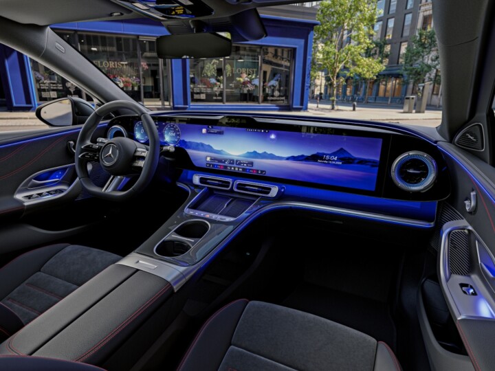 High-tech ou exagero? Mercedes Classe C elétrico terá tela de 56 polegadas