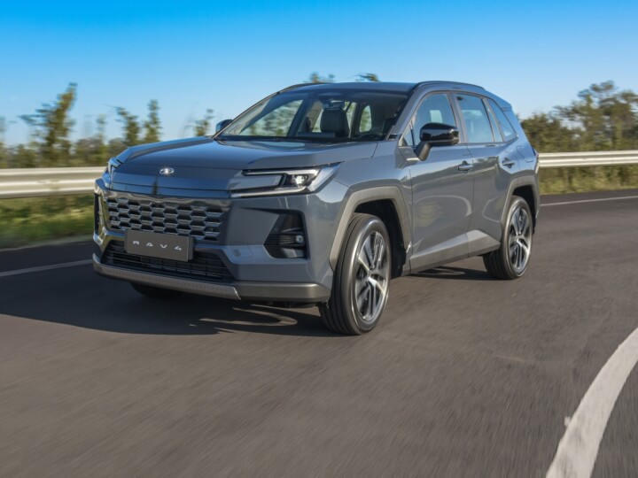 Toyota RAV4 é lançado R$ 30 mil mais barato e com sistema HEV