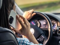 Multas por celular ao volante: infrações crescem no Brasil e aumentam risco no trânsito