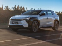Toyota bZ4X chega ao Brasil como primeiro elétrico da marca; conheça