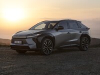 Toyota bZ4X chega ao Brasil como primeiro elétrico da marca; conheça