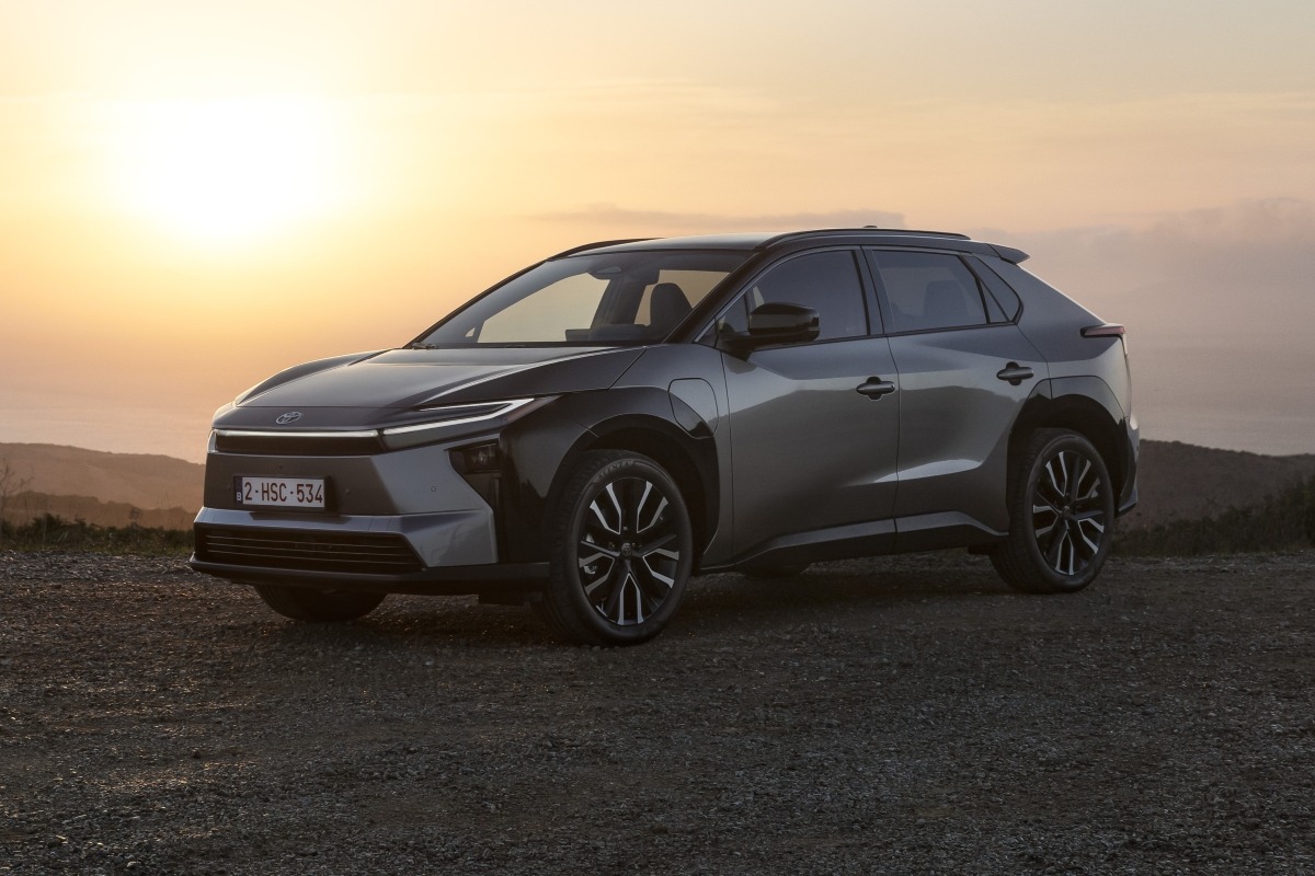 Toyota bZ4X chega ao Brasil como primeiro elétrico da marca; conheça