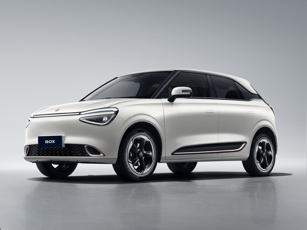 DFM chega oficialmente ao Brasil com hatch e SUV 100% elétricos
