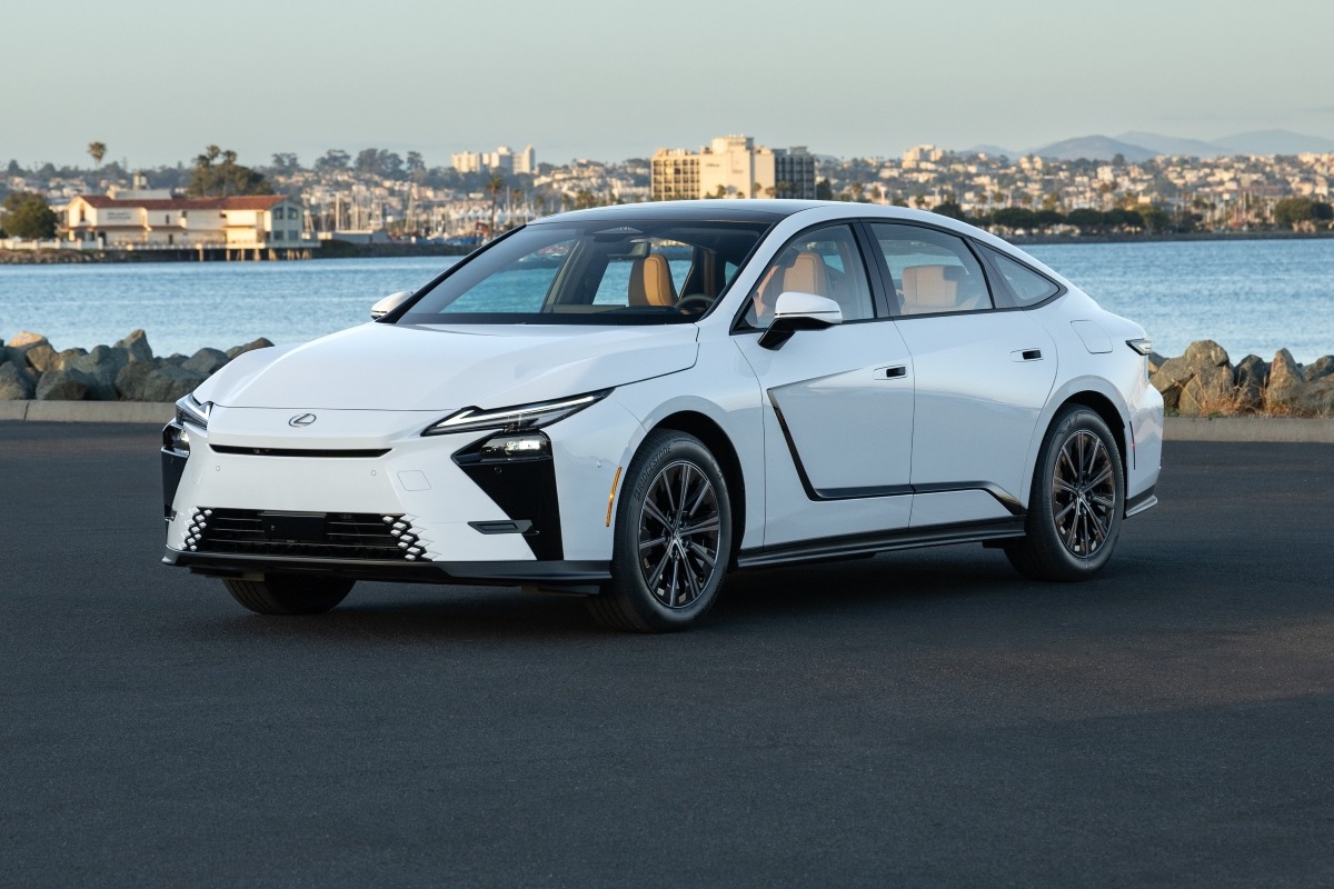 Lexus ES híbrido entra em pré-venda por R$ 399.990