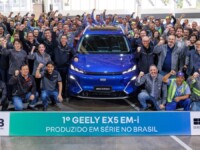 Geely EX5 EM-i já é fabricado no Brasil; EX2 nacional chega em dezembro