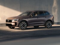 Volvo XC60 ganha facelift e PHEV passa a ter 200 km de autonomia elétrica