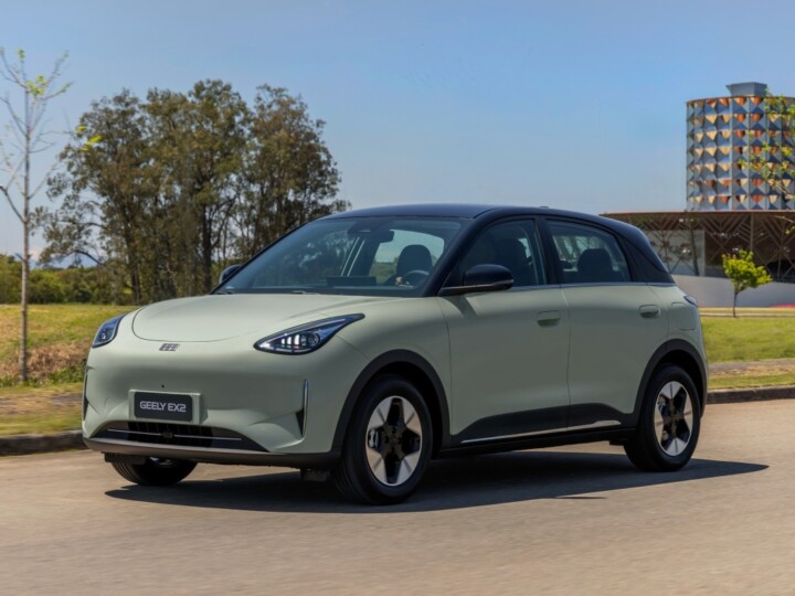 Antes da nacionalização: Geely EX2 fica mais caro e sofre com baixas importações